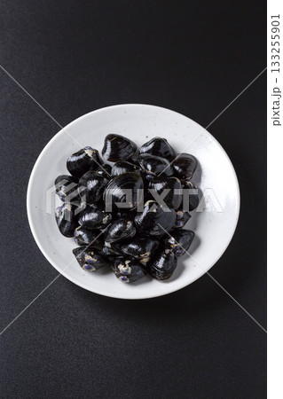 皿に盛られた大きなヤマトシジミ　黒背景 133255901