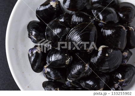 皿に盛られた大きなヤマトシジミ 黒背景 皿に盛られた大きなヤマトシジミ 黒背景 133255902