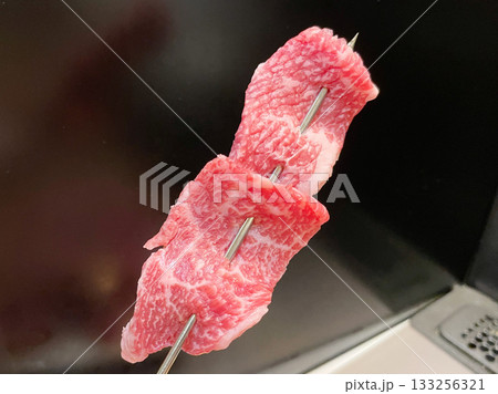 牛肉の串焼き ジューシーな牛肉の炭火串焼き 牛肉の串焼き ジューシーな牛肉の炭火串焼き 133256321