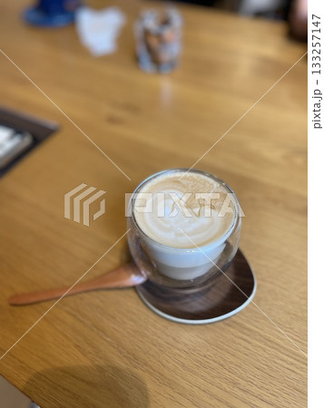 カフェで過ごす休日 133257147