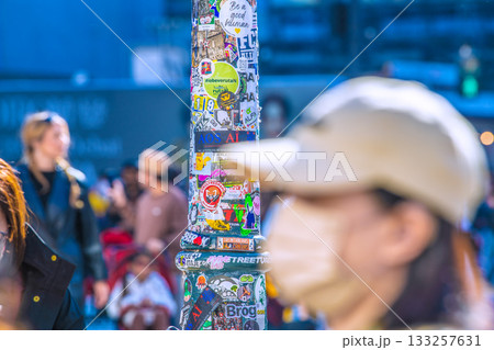 日本の東京都市景観シール剥がし作業開始…ここも間もなく剥がされることに…（奥で作業中）＝渋谷 133257631