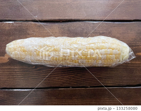 ラップで包まれたとうもろこし 133258080