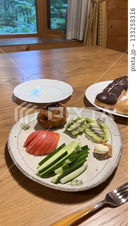 【洋食】夏のログハウスでの朝食　メンチカツ、トマトのサラダ　 133258316