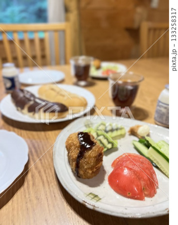 洋食】夏のログハウスでの朝食 メンチカツ、トマトのサラダ 洋食】夏のログハウスでの朝食 メンチカツ、トマトのサラダ 133258317