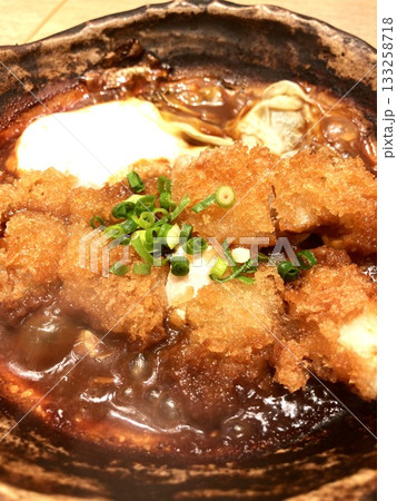外食チェーンストアで食べる「チキン味噌かつ煮」 133258718
