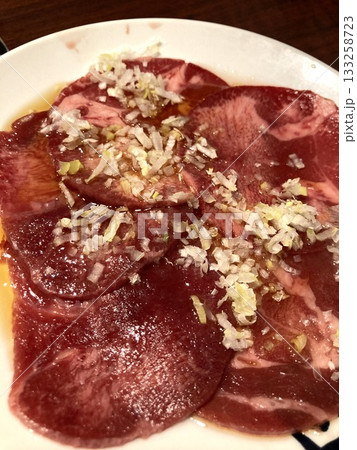 焼肉チェーン店で食べる「牛たん」 133258723