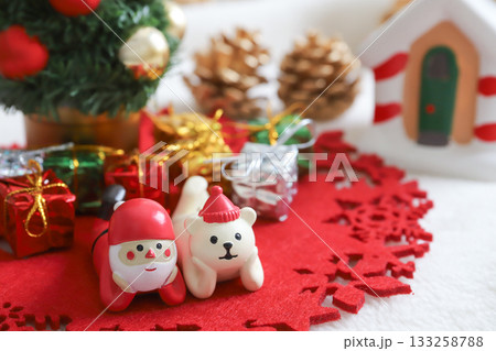 サンタクロースとクマの置物　クリスマス 133258788