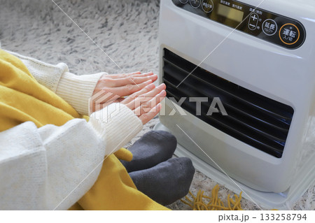 タイトル	ファンヒーターで暖まる手元 133258794