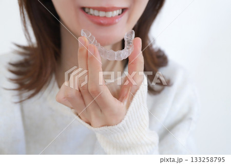 マウスピースをつける女性 133258795