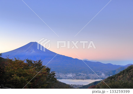紅葉の御坂峠天下茶屋からの富士山展望 紅葉の御坂峠天下茶屋からの富士山展望 133259399