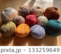 柔らかな背景に置かれたカラフルな毛糸玉 133259649