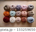 柔らかな背景に置かれたカラフルな毛糸玉 133259650