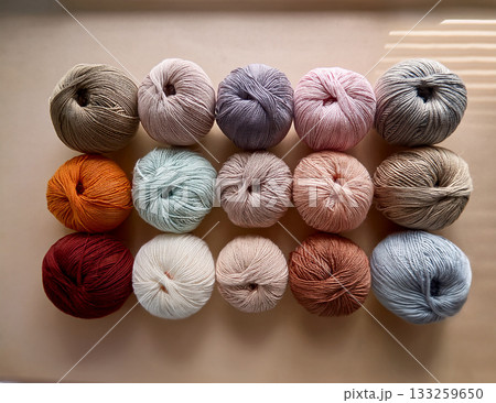 柔らかな背景に置かれたカラフルな毛糸玉 133259650