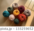 柔らかな背景に置かれたカラフルな毛糸玉 133259652