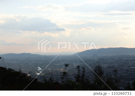 山から見た夕暮れの街並み 133260731