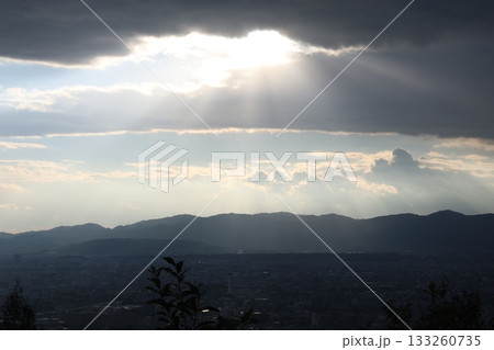 雲から差し込む光 133260735