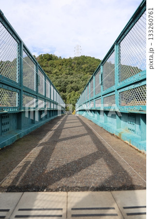 歩道橋と山と雲 歩道橋と山と雲 133260761