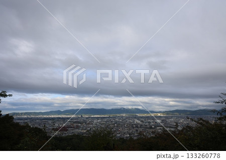 雲に覆われた空と景観 雲に覆われた空と景観 133260778