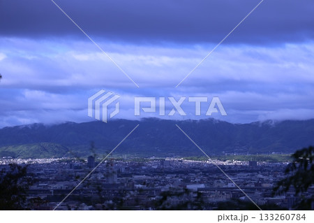 雲に覆われた空と景観 133260784
