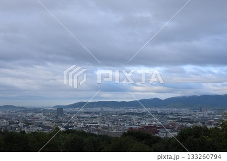 雲に覆われた空と景観 133260794