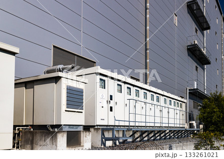 工場設備　非常用大型発電機とキュービクル 133261021