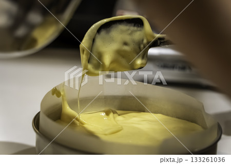 ケーキの生地を流しいれる風景 133261036