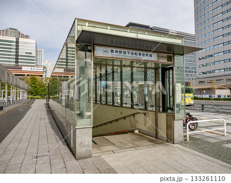 駅前にある地下駐輪場の入口(豊洲駅地下自転車駐車場) 駅前にある地下駐輪場の入口(豊洲駅地下自転車駐車場) 133261110
