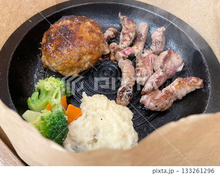 鉄板ステーキとハンバーグの盛り合わせ 肉汁あふれる豪快な一皿 鉄板ステーキとハンバーグの盛り合わせ 肉汁あふれる豪快な一皿 133261296