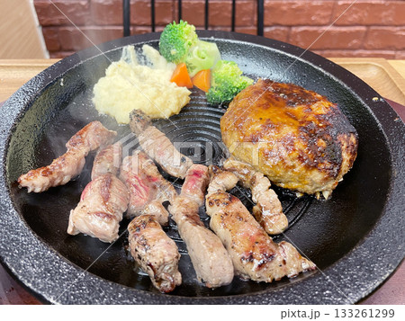 鉄板ステーキとハンバーグの盛り合わせ 肉汁あふれる豪快な一皿 鉄板ステーキとハンバーグの盛り合わせ 肉汁あふれる豪快な一皿 133261299