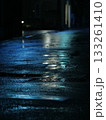 夜、光に照らされている雨に濡れた道路 133261410