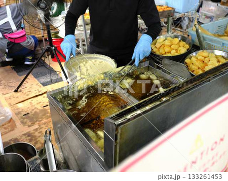 高知県の日曜市で売られているいも天 133261453