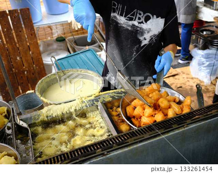 高知県の日曜市で売られているいも天 高知県の日曜市で売られているいも天 133261454