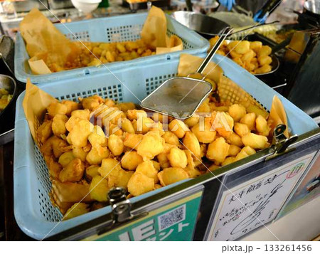 高知県の日曜市で売られているいも天 133261456