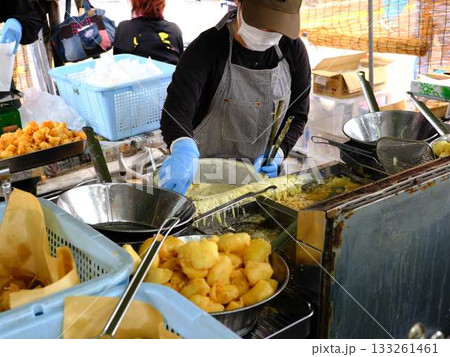 高知県の日曜市で売られているいも天 133261461