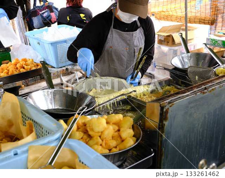 高知県の日曜市で売られているいも天 133261462