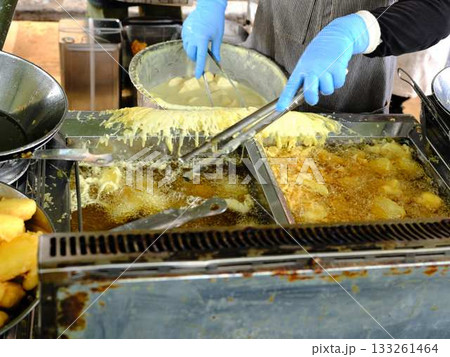 高知県の日曜市で売られているいも天 133261464