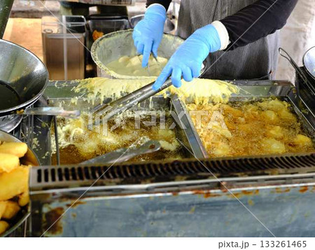 高知県の日曜市で売られているいも天 133261465