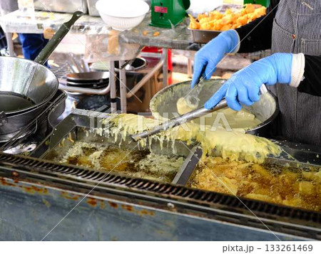 高知県の日曜市で売られているいも天 133261469