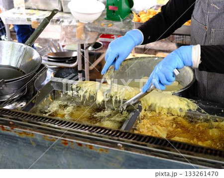 高知県の日曜市で売られているいも天 高知県の日曜市で売られているいも天 133261470