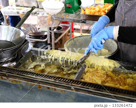 高知県の日曜市で売られているいも天 133261472