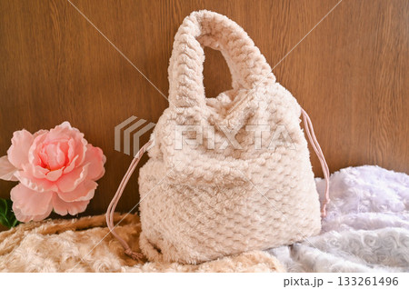 手作りのモコモコ巾着バッグ 133261496