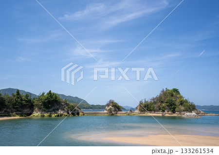 瀬戸内の島の砂浜 133261534