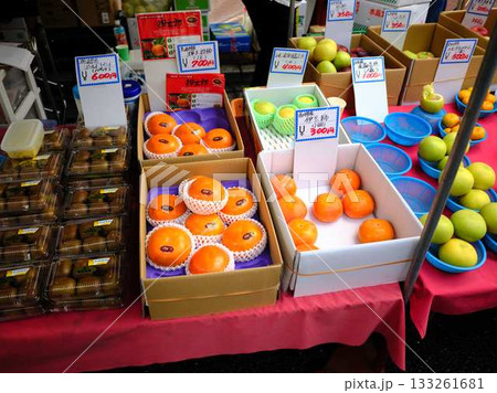高知市の日曜市　ストリートマーケット　青空マーケット　野菜　果物 133261681