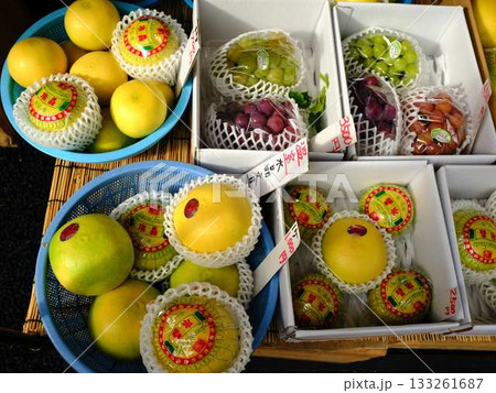 高知市の日曜市　ストリートマーケット　青空マーケット　野菜　果物 133261687