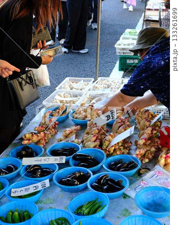 高知市の日曜市　ストリートマーケット　青空マーケット　野菜　果物 133261699