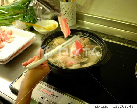 キッチン　料理　野菜　切る　女性　手元のタグ 133262343