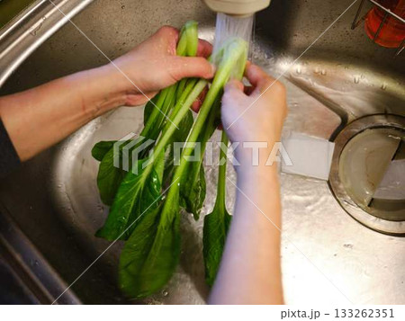 キッチン 料理 野菜 切る 女性 手元のタグ キッチン 料理 野菜 切る 女性 手元のタグ 133262351