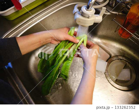 キッチン 料理 野菜 切る 女性 手元のタグ キッチン 料理 野菜 切る 女性 手元のタグ 133262352