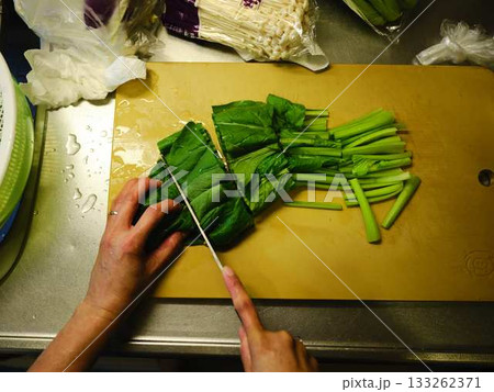 キッチン 料理 野菜 切る 女性 手元のタグ キッチン 料理 野菜 切る 女性 手元のタグ 133262371