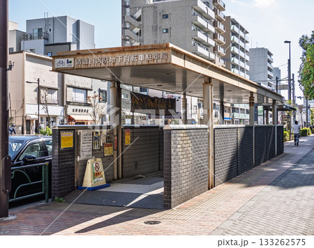 駅前にある地下駐輪場の入口（清澄白河駅地下自転車駐車場） 133262575